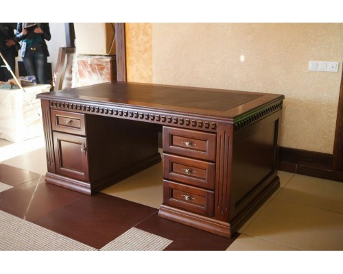 Стол Оскар с кожаной вставкой